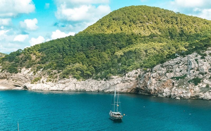 5 Coves in Ibiza that can only be accessed by boat